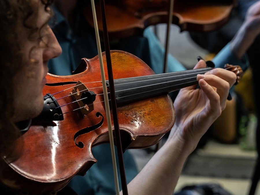 SOMD student playing the violin