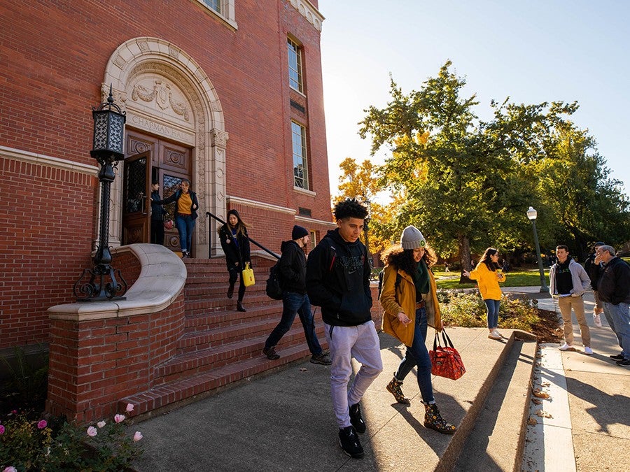 Honors students walking out of Chapman Hall on UO campus